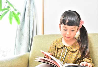 絵本を読む女の子