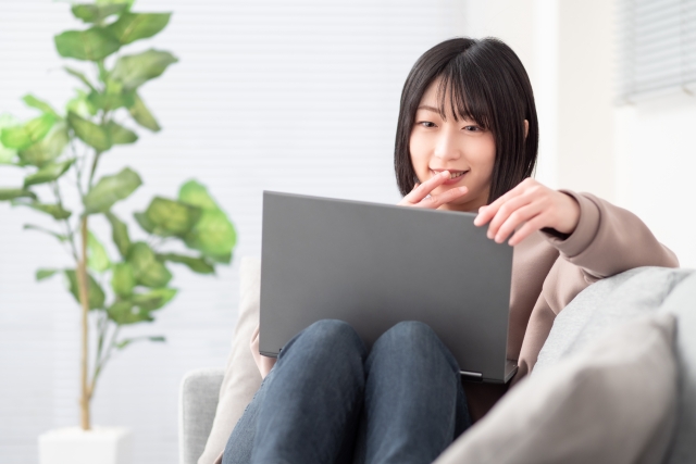 ノートパソコンで日本のドラマを見ている女性