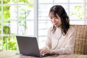 オンラインレッスンする女性